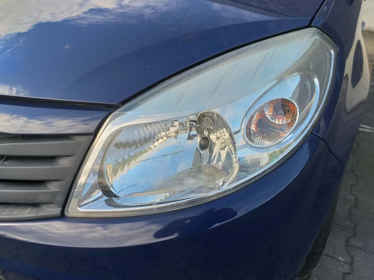 Dacia Sandero original Scheinwerfer links Halogen obehalb leicht vergilbt Bj.2009